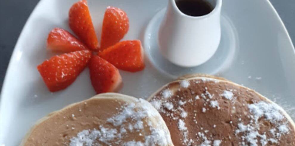 pancakes with strawberries and syrup