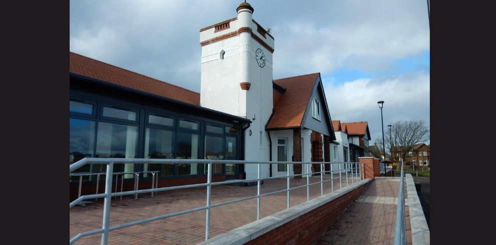 Image of the outside of Troon Links Clubhouse.