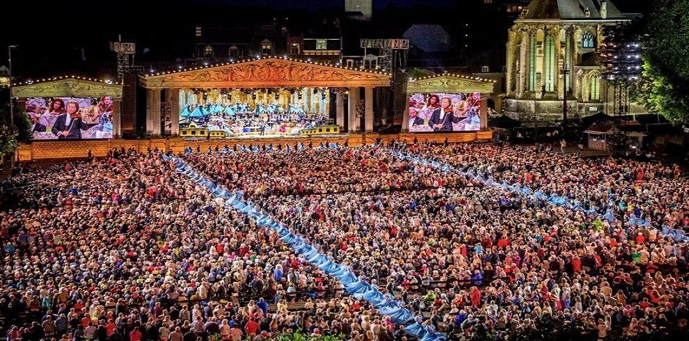 A picture of a concert with many people in attendance.