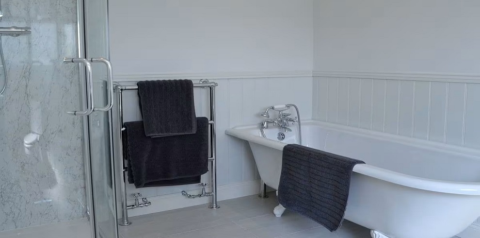 A picture of the bath at McGill Cottage.