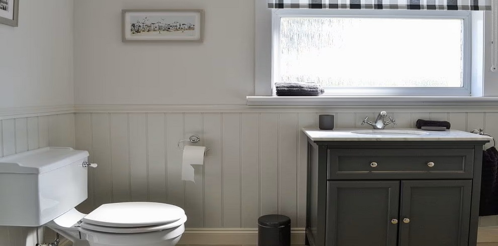 A picture of the bathroom at McGill Cottage.