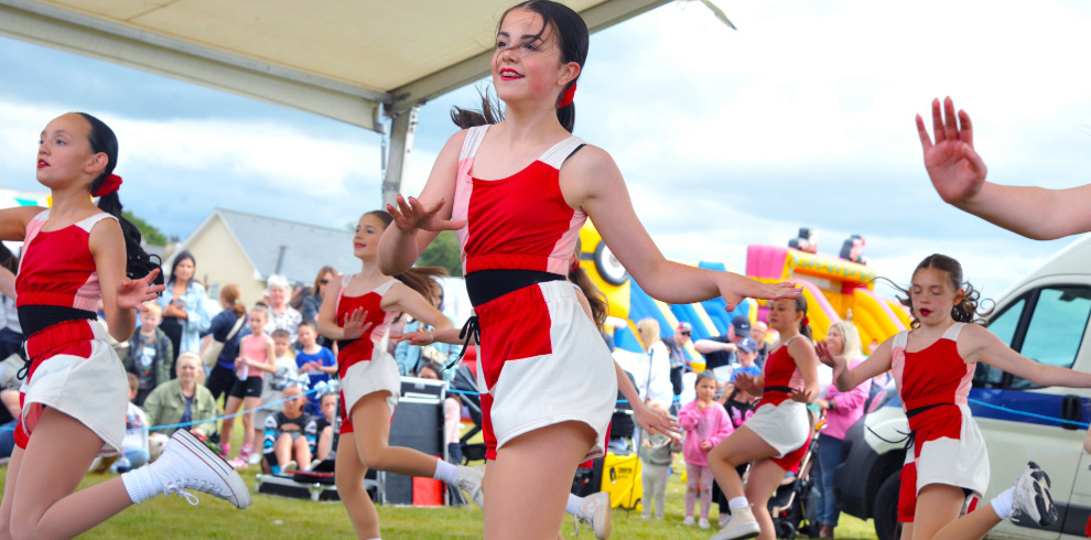Dancing girls in a tent