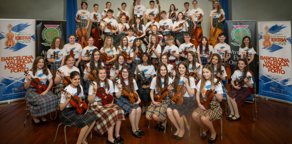 Large group people holding their fiddles.