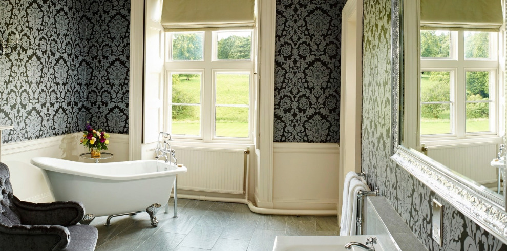 Elegantly decorated large bathroom.