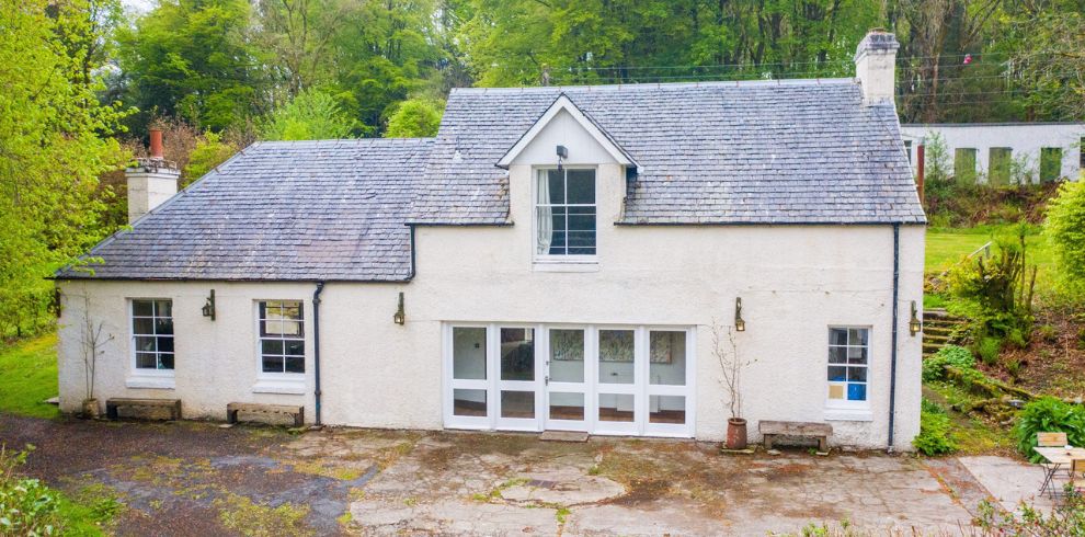 A tranquil self‑catering getaway set in the peaceful surroundings of Barrhill. The property currently offers a beautifully presented one‑bedroom detached house, with plans underway to expand to a spacious three‑bedroom retreat. Ideal for guests seeking a relaxing stay in South Ayrshire with easy access to local countryside, walking routes, and nearby attractions.