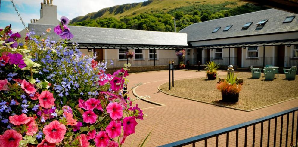 An image of Woodland Bay Hotel courtyard.