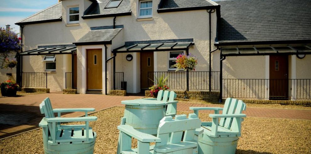 The exterior of Woodland Bay hotel.