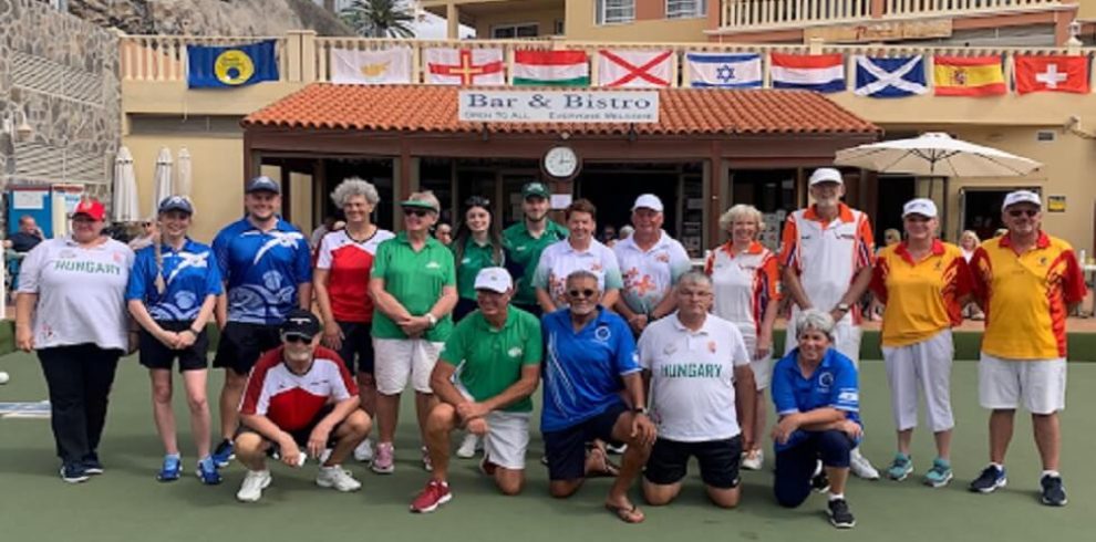 A picture of participants from the European Bowls Championships standing for a group photo.